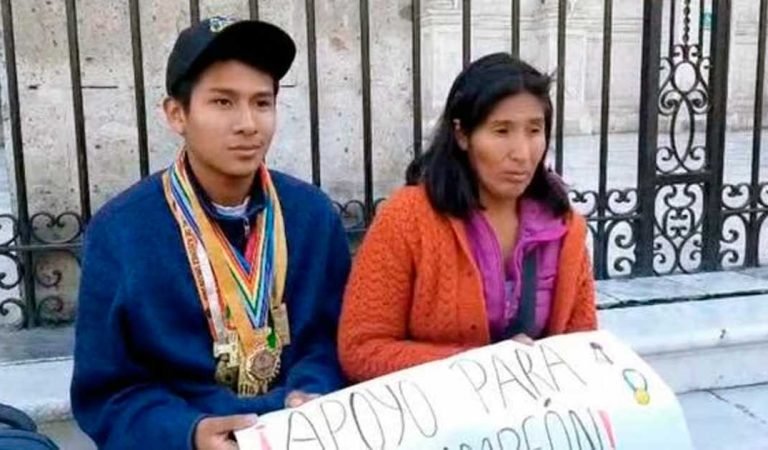 Madre e hijo venden caramelos y escarapelas para viajar a campeonato de ajedrez en Chile