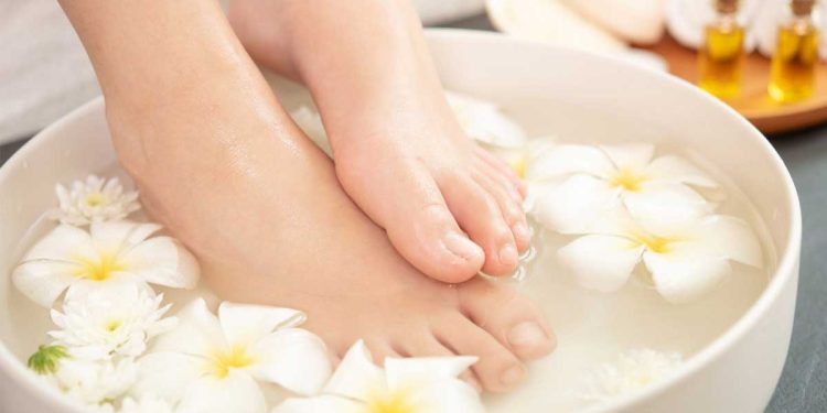 ¿Cómo quitar el sudor de los pies remedios caseros?