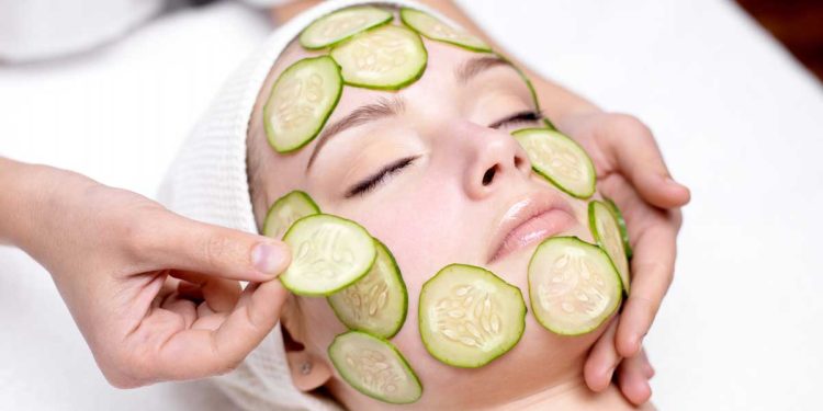 ¿Cómo se aplica el pepino en la cara?