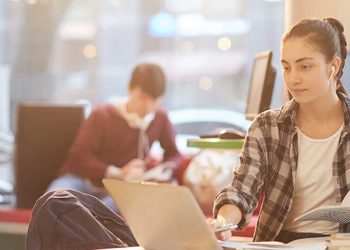 ¿Cuáles son los beneficios que proporciona la educación superior a la sociedad?