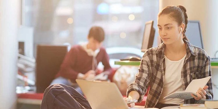 ¿Cuáles son los beneficios que proporciona la educación superior a la sociedad?