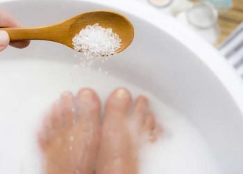 ¿Cuánto tiempo hay que dejar los pies en agua con sal?