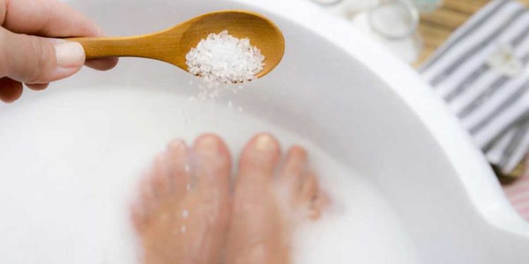 ¿Cuánto tiempo hay que dejar los pies en agua con sal?