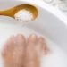 ¿Cuánto tiempo hay que dejar los pies en agua con sal?