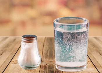 ¿Qué beneficios tiene tomar agua tibia con sal?