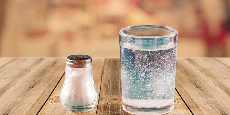 ¿Qué beneficios tiene tomar agua tibia con sal?