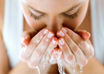 ¿Qué es mejor lavarse la cara con agua fría o caliente?