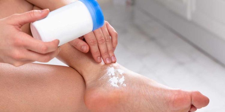 ¿Qué es mejor para los pies talco o spray?