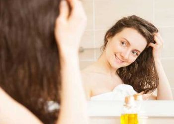 ¿Qué pasa si me pongo aceite en el pelo mojado?