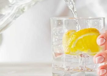 ¿Qué pasa si tomo agua de limón todos los días?