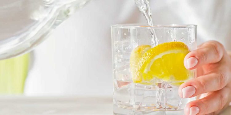 ¿Qué pasa si tomo agua de limón todos los días?