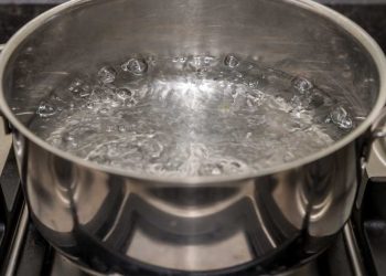 ¿Qué propiedades pierde el agua cuando se hierve?