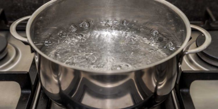 ¿Qué propiedades pierde el agua cuando se hierve?