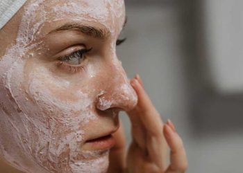 ¿Qué se debe hacer después de exfoliar la cara?