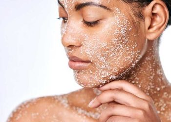 ¿Qué se hace primero exfoliar o bañarse?