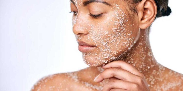 ¿Qué se hace primero exfoliar o bañarse?