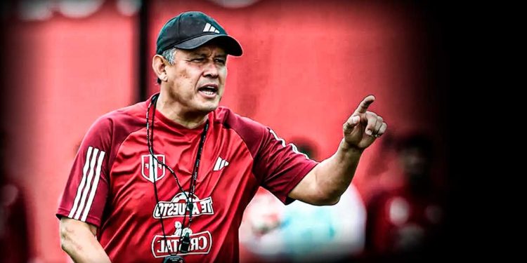 Chau Reynoso, el DT que pondrá en la Élite a la Selección Peruana