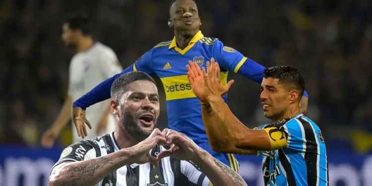 Junto a Luis Suárez y Hulk, el distinguido galardón que recibió Advíncula tras su gran año en Boca