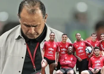 Mientras Reynoso era despedido de la Bicolor, esto publicaron algunos de sus ex engreídos