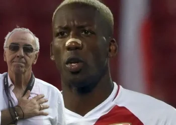 Agárrate Advíncula, tiene 20 años, juega en Europa y Fossati lo podría convocar