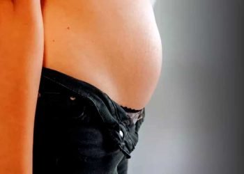 ¿Por qué se hincha el estómago cuando tomo agua?