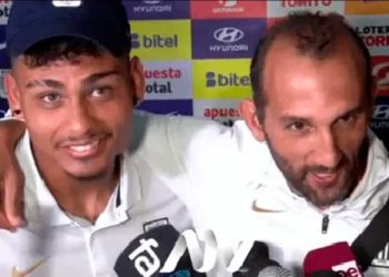 Barcos interrumpió declaraciones de De Santis y le dio su respaldo con emotivas palabras