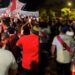 Hinchas de la selección peruana rompen cerco de seguridad y obligan a cancelar banderazo