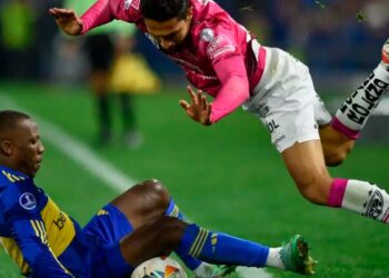 Hinchas de Boca Juniors ovacionan a Advíncula tras su destacada actuación contra IDV