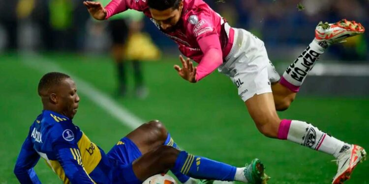 Hinchas de Boca Juniors ovacionan a Advíncula tras su destacada actuación contra IDV