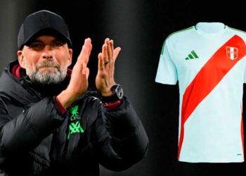 La reacción de Jurgen Klopp cuando le dieron la camiseta de la Selección Peruana