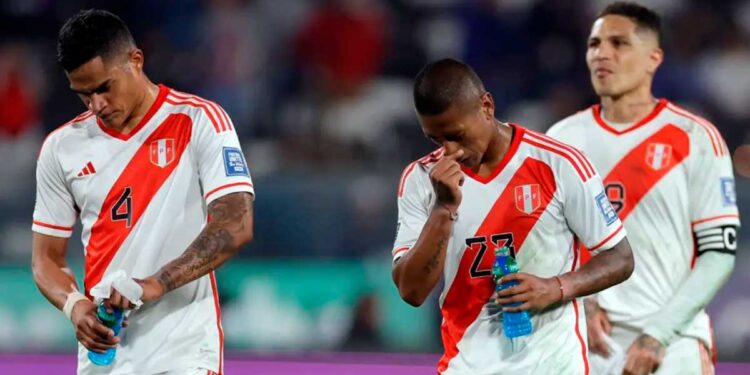 Puede ser la estrella de la Selección Peruana, pero ahora en su club ya ni juega