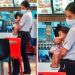 Gerente de McDonald’s carga a bebé mientras su madre llenaba solicitud de trabajo