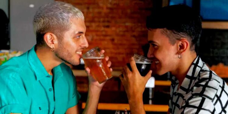 Consumo de alcohol puede aumentar la atracción entre hombres, según un estudio