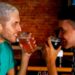 Consumo de alcohol puede aumentar la atracción entre hombres, según un estudio