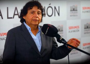 Congreso aprueba denuncia contra Susel Paredes por permitir ingreso de personas trans a baños de mujeres