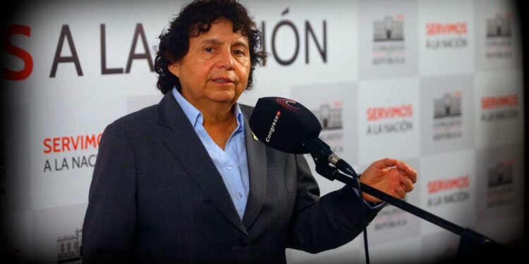 Congreso aprueba denuncia contra Susel Paredes por permitir ingreso de personas trans a baños de mujeres