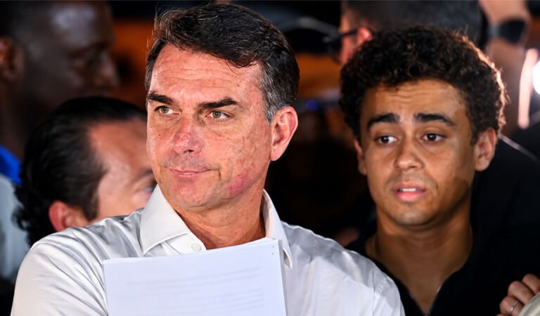 Flávio Bolsonaro rompe su silencio desde EE. UU. y denuncia persecución política en Brasil